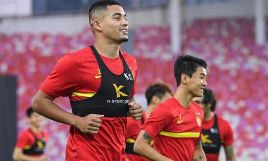  斯佩齐亚定位球战术奏效，连续角球配合敲开国门  